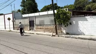 Vecinos reforzaron el poste con materiales improvisados para evitar que colapse
