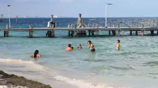 Autoridades de Protección Civil recomendaron evitar largos periodos bajo los rayos del sol, vestir ropa de colores claros, así como mantenerse hidratado