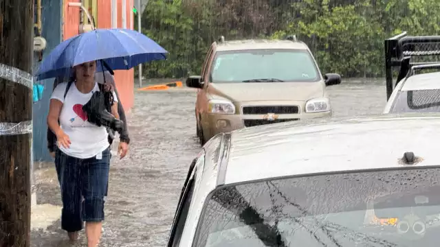 Aguacero torrencial inunda Ciudad del Carmen