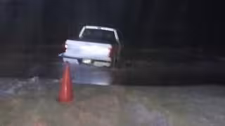 Rescatan camioneta varada sobre la orilla del mar en Playa del Carmen