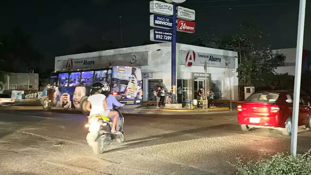 A decir de los propios quintanarroenses, los más dañados fueron los pequeños emprendedores, quienes únicamente pudieron operar por algunas horas ayer.