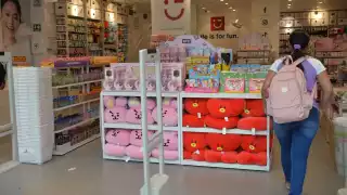 Comerciantes se preparan para el 14 de febrero con toda clase de obsequios para el ser amado