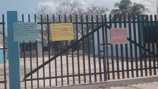 Padres de familia piden la destitución de Janet Sulub, directora de la escuela Matilde Cárdenas