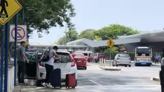 La prohibición para que laboren en el aeropuerto de Cancún está vigente, aseguran Asur y la Guardia Nacional.