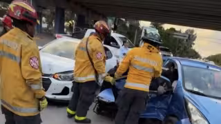 Elementos del Heroico Cuerpo de Bomberos rescataran a la adulta mayor.