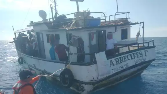 Personal naval llevó a cabo el rescate en altamar de un pescador que presentó problemas de salud Personal naval llevó a cabo el rescate en altamar de un pescador que presentó problemas de salud