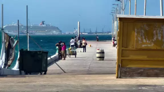 La oportuna intervención del hombre de mar, al que conocen como Guty, evitó una tragedia