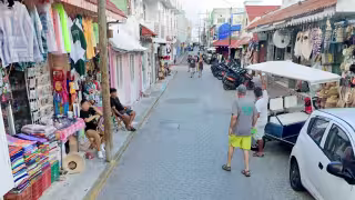 La surada ha paralizado la actividad turística en Isla Mujeres, afectando a vendedores, meseros, y prestadores de servicios.
