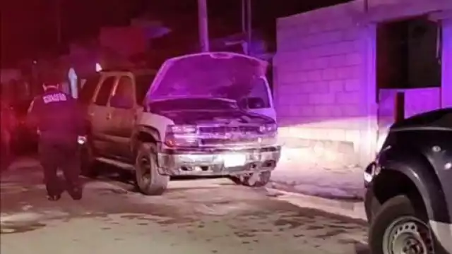 Sujetos incendian camioneta con bombas molotov en Cancún