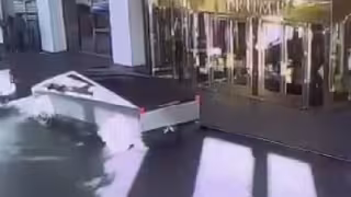 Tesla explota frente a Hotel Trump en Las Vegas, se investiga como posible acto terrorista.