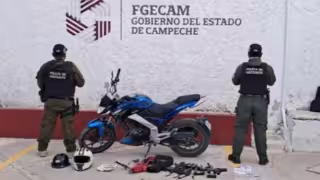 La FGECAM aseguró una motocicleta, autopartes y una presunta arma durante un cateo en Campeche.