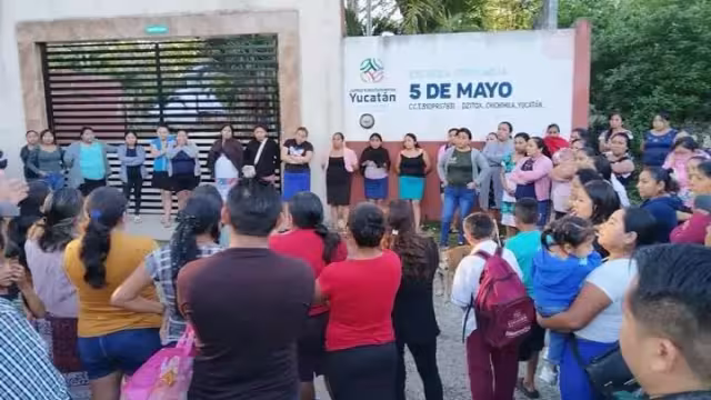 Padres se quejan de mal manejo de recursos en la escuela 5 de mayo de la comisaría de Dzitox
