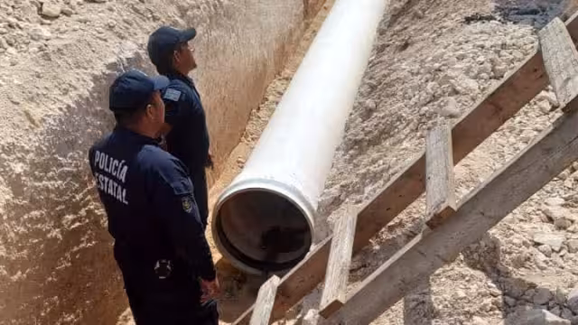 Los dos hombres permanecen dentro de la tubería, con miedo de salir y ser detenidos