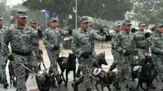 Desfile del 20 de noviembre no se detiene pese a las fuertes lluvias en Cancún