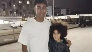 El pequeño junto a Yamal