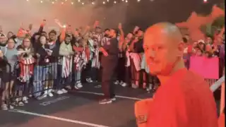 Chicharito salió junto a sus compañeros