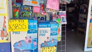 Comercios de Champotón ya exhiben artículos playeros por Semana Santa.