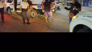 Motociclista resulta con golpes menores tras ser arrollado por camioneta en la glorieta del Chechén