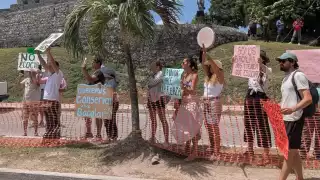 Algunas denuncias resaltaron la falta de transparencia con la obra y la elevación de unos muros que bloquearan la vista de la laguna desde el Fuerte