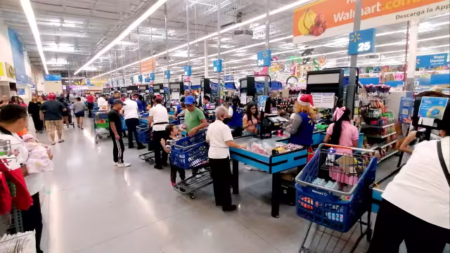 A pesar de los precios, muchos ciudadanos acuden a esta tienda por la calidad y frescura