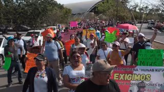 Cerca de 300 maestros marchan en Mérida hacia la Secretaría de Educación de Yucatán