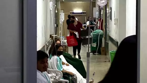 Numerosos pacientes están en el suelo de Urgencias, sin diagnóstico ni atención, dijeron familiares Numerosos pacientes están en el suelo de Urgencias, sin diagnóstico ni atención, dijeron familiares