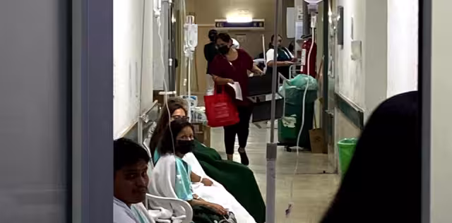 Numerosos pacientes están en el suelo de Urgencias, sin diagnóstico ni atención, dijeron familiares