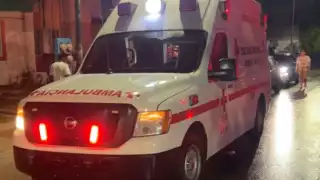 Pareja sufre accidente en su motocicleta al colisionar con un taxi en Cancún