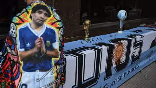 En los alrededores del tribunal se pudieron ver seguidores de Maradona.
