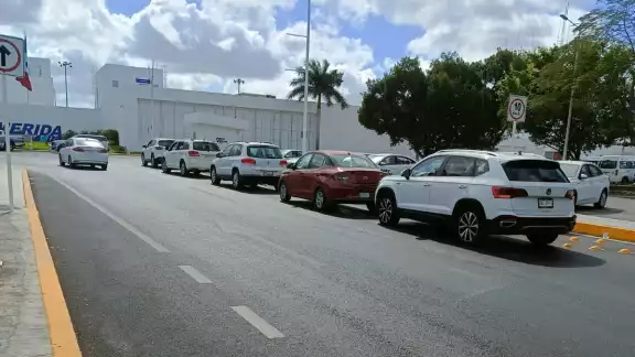Se forman largas filas de autos en el aeropuerto de Mérida en horas pico