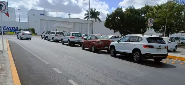 Se forman largas filas de autos en el aeropuerto de Mérida en horas pico