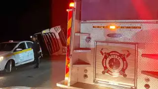 El conductor del tráiler permaneció prensado en el interior de la cabina, ya que no recibió ayuda