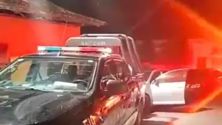 Elementos policiacos revisaron el auto y la zona aledaña.