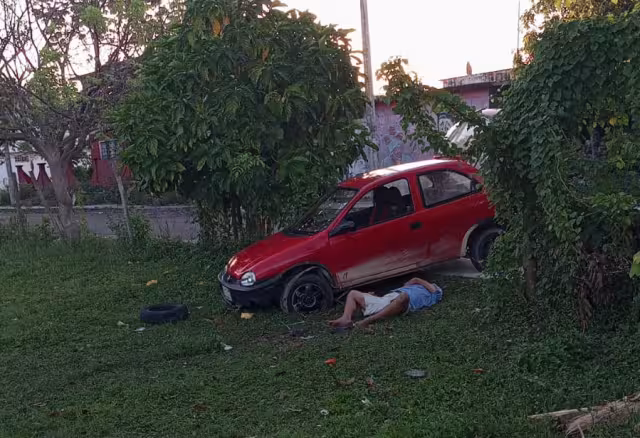 Personal de la SSC acudió y paramédicos de la Cruz Roja atendieron al conductor