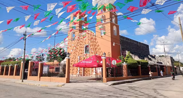 El atrio de la iglesia luce unos pasacalles coloridos, anunciando las fi estas que se prolongarán hasta el 14 de diciembre