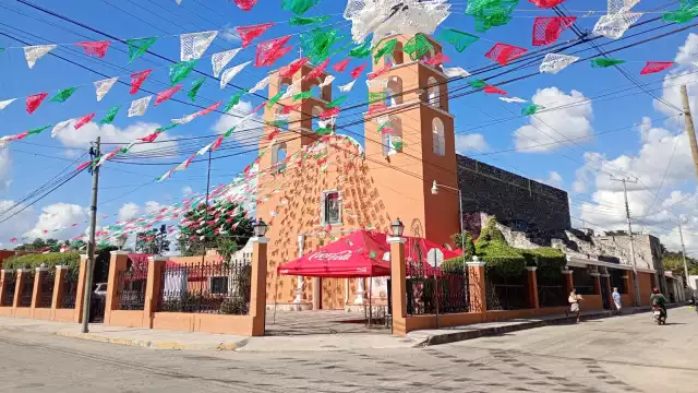 El atrio de la iglesia luce unos pasacalles coloridos, anunciando las fi estas que se prolongarán hasta el 14 de diciembre