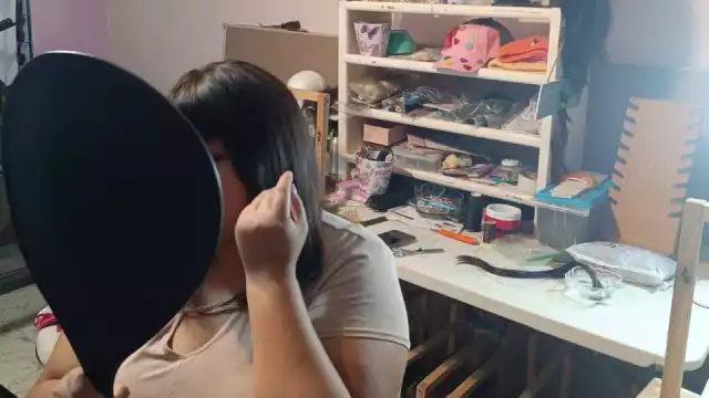 Los peluquines se fabrican con material natural y un tejido especial.