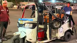 Aparentemente el conductor de la camioneta ignoró el alto obligatorio y embistió al mototaxi