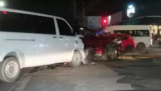 Se da a la fuga Rejidor "Chano" Toledo, tras impactar con una van en Playa del Carmen