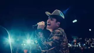 Julión Álvarez es un reconocido artista musical con numerosos éxitos y premios, incluyendo un Grammy Latino.