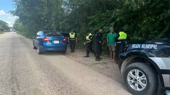 Un hombre y una mujer, de Sucilá, fueron revisados en un puesto de control en la vía a Valladolid Un hombre y una mujer, de Sucilá, fueron revisados en un puesto de control en la vía a Valladolid