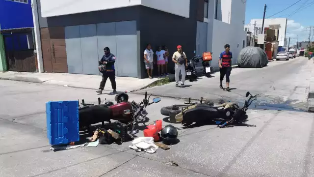 Mujer resulta lesionada tras choque entre motocicletas en la colonia Morelos
