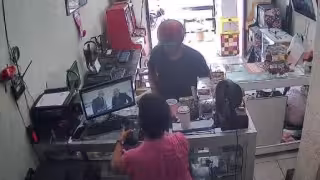 El delincuente fue captado por las cámaras de video del negocio.