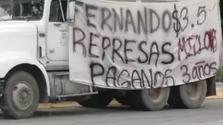 Los quejosos colgaron mantas en los volquetes