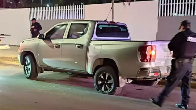 El sujeto que viajaba a bordo de una camioneta color gris fue detenido por las autoridades