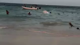 Tomó mucho tiempo llevar la lancha de los pescadores a tierra firme por el fuerte oleaje.