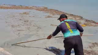 Turistas critican mala imagen del muelle por lodo en orillas