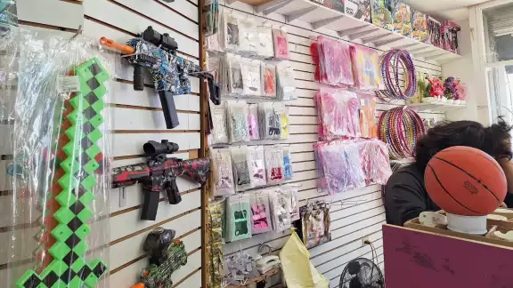 Expertos señalan que obsequiar armas de juguete lleva un mensaje de normalización de la violencia Expertos señalan que obsequiar armas de juguete lleva un mensaje de normalización de la violencia