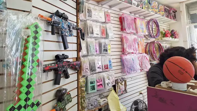 Expertos señalan que obsequiar armas de juguete lleva un mensaje de normalización de la violencia