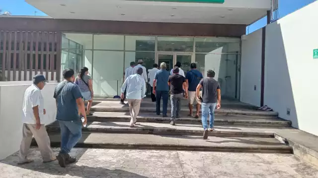 Citricultores de Kinchil acudieron a las ofi cinas de la CFE para exigir respuestas